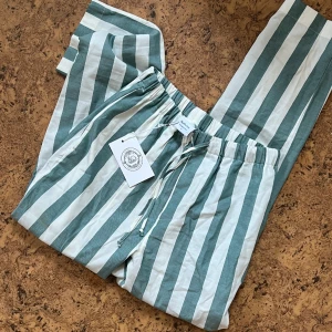 Nufferton nyskick - Världens finaste pjamasbyxor i det skönaste materialet. Helt oanvända. Kommer från det trendiga och helt etiska svenska märket Nufferton. Perfekt present. Kan även användas som en typ av kostymbyxa enligt märket. 