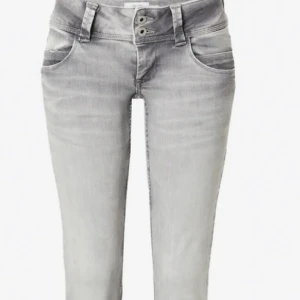 Pepe jeans  - Säljer dessa super snygga jeans från pepe. De är i storleken 29/32. Ungefär 40 i midjan rakt över 💕