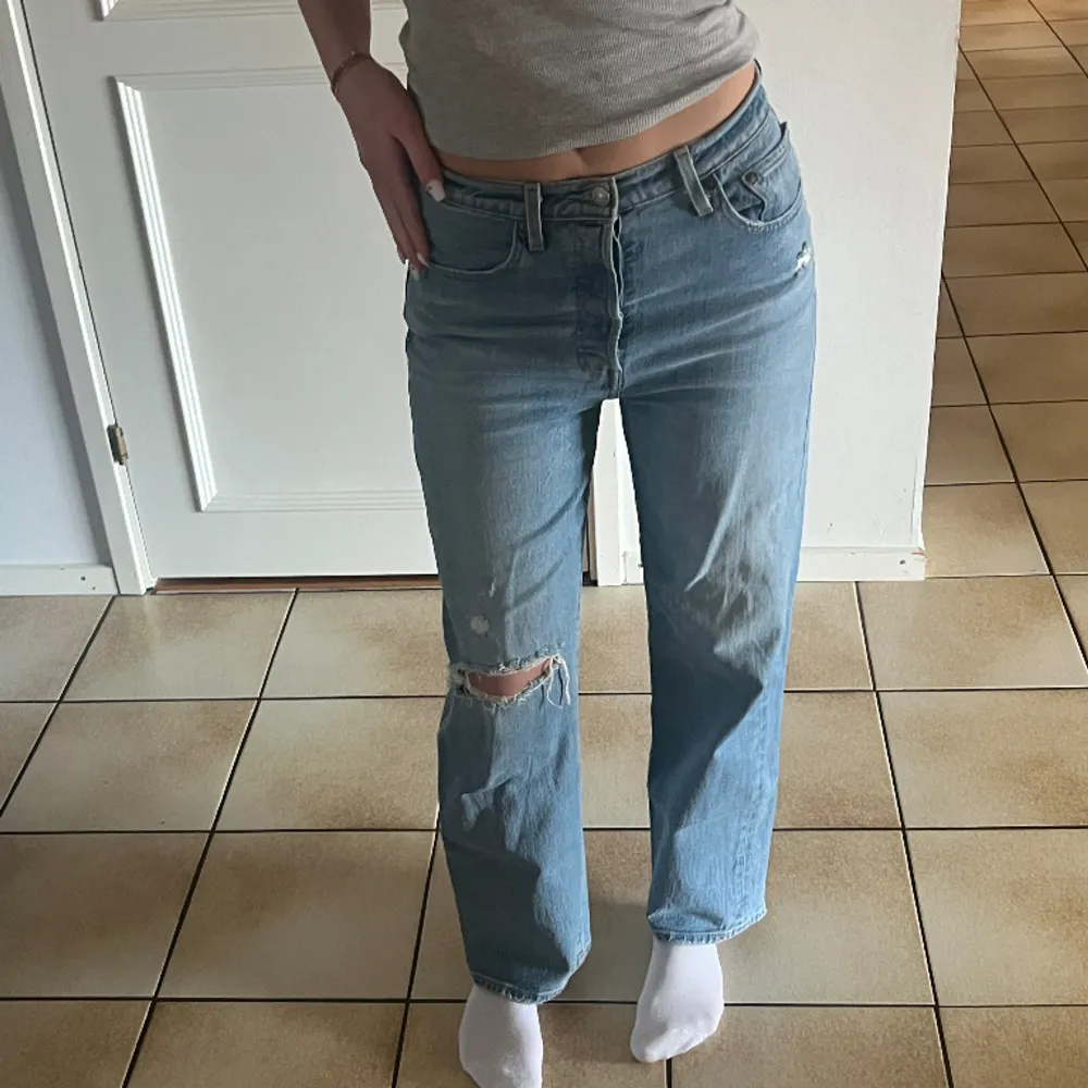 Säljer dessa fina Levis jeans då jag tycker dem är lite för korta för mig. Modell ribcage straight storlek 28. Passar mig som normalt bär storlek S men lite korta (jag är ca 172cm). Nyskick. Skriv vid intresse eller frågor. . Jeans & Byxor.