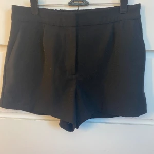 Svarta shorts - Svarta kostym shorts. Använd fåtal gånger.