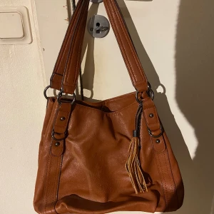 Väska - En fin brun väska🌸liten liten defekt som synd på bilden