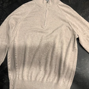 Oanvänd half-zip!  - Hej,   En väldigt fin half-zip som jag fick i present, men som var för liten. Den är helt oanvänd. Jag skulle nog säga att den sitter mer som S än M, men skulle funka om du är lite mindre i M.  Meddela om du är intresserad! 