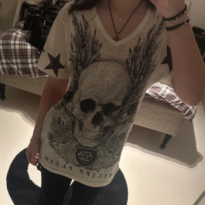 Philipp plein tröja - Super snygg inga defekter storlek m används inte längre där av säljs den! Diamanter över hela främre delen både svarta och vita inga har lossnat:)