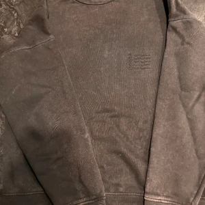 Snygg sweatshirt från Champion  - En väldigt snygg sweatshirt från Champion som jag lyckades få tag på trots den höga efterfrågan. Köpte för tusen kr! Den passar mer oversized och sitter väldigt snyggt. Perfekt skick då jag verkligen tog han om den ordentligt. 