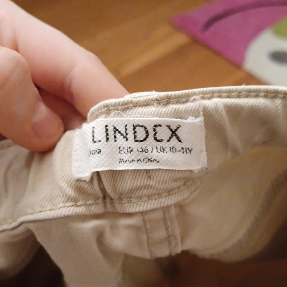 Beigea heans från lindex,bra skick. Nästan aldrig använt.Säljer för dom kommer inte till användning.. Jeans & Byxor.