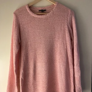 Stickad tröja  - En stickad långärmad tröja 