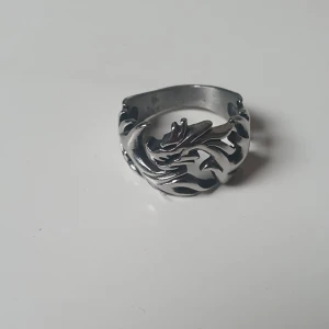 Ring med drake - Riktigt snygg ring som knappt används då den varit lite för stor för mig. Storlek 23mm diameter. Hör gärna av dig vid intresse!😁