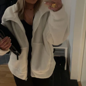 Vit teddyjacka  - Jättefin vit teddyjacka, endast använd en gång💞