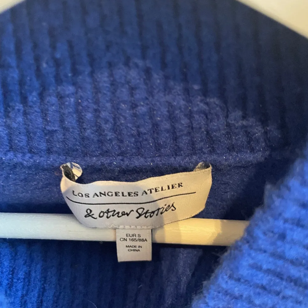 Säljer denna blåa stickade tröjan ifrån other stories💓 Denna färgen går inte längre att köpa på hemsidan🫶🏻Köpt för 500 kr. Tröjor & Koftor.