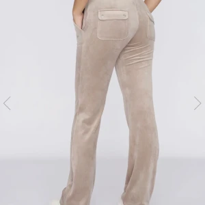 Beiga juicy couture byxor - Beiga super snygga juciy couture mjukis byxor. Jättebra skick har endast använt några få tal gånger, då jag köpte de för inte så länge sedan men insåg sedan att de var för korta för mig. Köpte dem för 1100kr på juciy hemsida. 