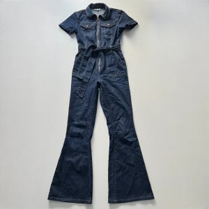 Jeans jumpsuit - Vintage bootcut jumpsuit från Warehouse. Storlek M men passar mer en S. Innerbenslängd: 78 cm. Från armhåla till armhåla: 88 cm (stretchig). Skriv privat för mer mått! Hon på bilderna är 160 cm 💖