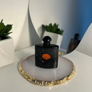 YSL black opium Eau de Parfum, 5 ml och aldrig använd endast luktad. Kan användas som tester eller bara ha i väskan!💗