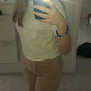 Juicy byxor hör av er om ni vill få reda på mer saker  - Jag har haft dom här juicy byxorna ett tag nu men när jag köpte dom så ville jag kolla vilken stl som passade men då var dom lite långa så jag vill sälja dom är stl XS så tror att nån som är 160-165kan ha de här byxorna 