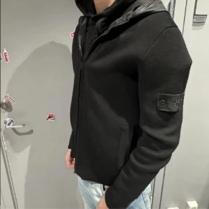 Stone Island  - En stone island ghost med black label cardigan till salu Storlek M Skick 9/10 Priset går att diskutera  SÄLLSYNT