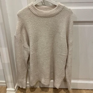 stickad tröja  - säljer denna stickade tröjan från lager 157 🥰