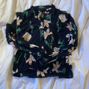 Vero Moda blus! - Säljer min blommiga Vero Moda blus i toppen skick. Fin till någon fest eller så. Skriv för frågor eller intresse ❣️🤗