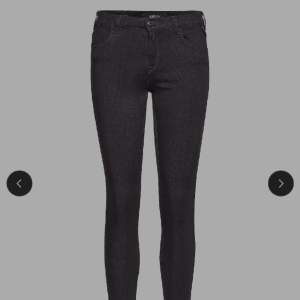 Svarta skinny jeans från replay i storlek 24, i bra skick. Ny pris för över 1000