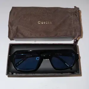 Säljer ett par solglasögon från Corlin Eyewear modell ”Sam”, kostar 1300kr och säljer för 600kr. Helt nya, aldrig använda!