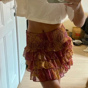 Mönstrad kjol - Mönstrad kort kjol från Zara som är använd ett fåtal gånger. Kjolen är i storlek S och säljs för 85 kronor🥰