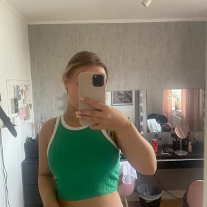 Croppad top - Som ny, använd några få gånger