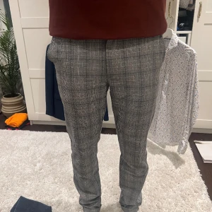 Kostymbyxor  - Hjälper min kille att sälja sina kostymbyxor pga att de inte kommer till användning . Storlek M. Modellen är 179 cm lång. Köparen står för frakten.