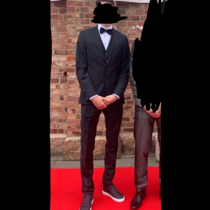 Oscar Jacobson kostym - Jättefin kostym som passar bra till bal/student. Kostymen är bara använd en gång och är i perfekt skick.   Väst ingår.   Pris kan diskuteras. 
