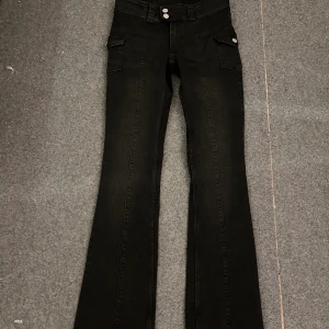 Jeans med fickor 😍 - Säljer mina jeans från H&M barnavdelning som ej säljs längre👖. Byxorna är lågmidjade och botcut med en söm i mitten och 2 fickor på sidorna. En super fin byxa som framhäver dina former. Passar någon som har xs-s 🖤