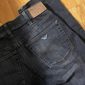Låg/mid waist jeans från Armani jag köpt på humana men aldrig använt! Skit snygga grå/svart färg