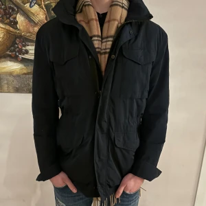 J Lindeberg Field jacket  - Hej! Säljer nu min sjukt snygga J.Lindeberg jacka som är perfekt nu till varen Storlek L fits M Skick 9,5/10 Ny pris= 4500 kr Säljs för= 1499 kr