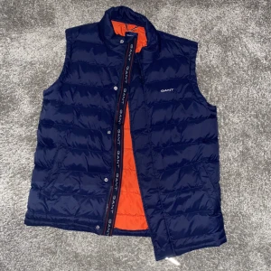 Gant Väst - Marinblå - Marinblå väst från gant i storlek 170. Köptes för ett tag sedan men sällan använd, inga hål eller skador.