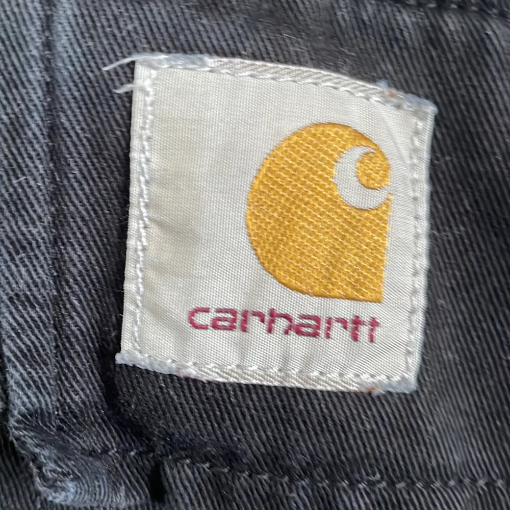 Svarta Carhartt cargos med en lös passform. 2 cargo fickor, 2 backfickor och 2 sid fickor. Ny pris ca 1400 kr  Har använts mycket! Inga skador eller tydliga fäckar. Jeans & Byxor.