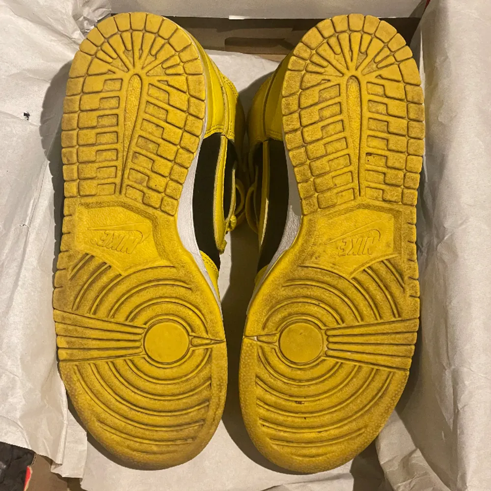 Snygga Nike dunks high black varisity maize . Skicket är som nytt och skorna har alla accessoarer inklusive kvitto och StockX tag. Nypris vid köp var 1800+, mitt pris är hälften. ! Skorna passar båda könen. Pris kan diskuteras. Skriv vid minsta fråga. Skor.