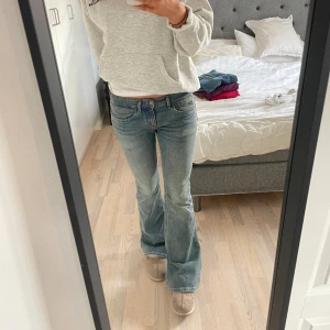 Lois jeans - Bra skick! Köpta för 2000kr  Midjemått: 41cm  Innebenslängd: 82cm  Jag är 175 cm