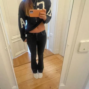 Crocker lågmidjade utsvängda jeans💟 - Sjukt snygga utsvängda lågmidjade jeans från Crocker💕 W24 men passar W25 också! Möts upp eller postar 