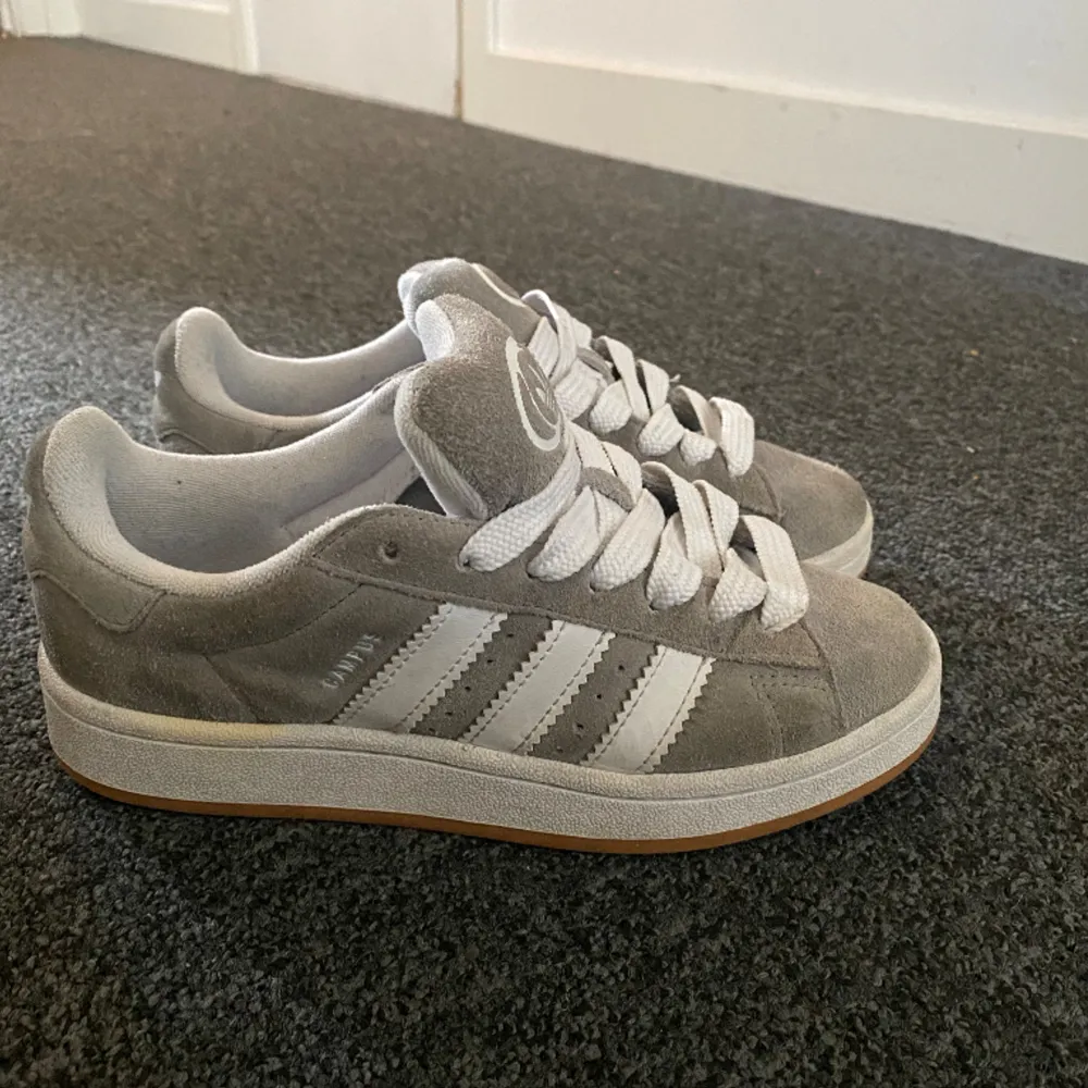 Säljer mina adidas campus 00s i storlek 36 då de inte kommer till användning.  Använd en sommar så de är använda men skicket är ändå fint!  Skriv om du undrar något eller är intresserad!☺️. Skor.