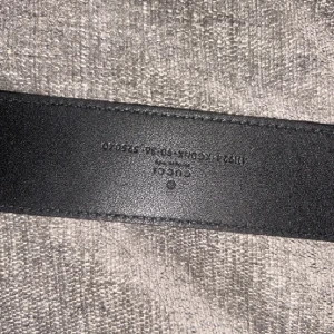 Gucci bälte äkta - Säljer mitt gucci bälte eller byter mot ngt ledsnat på den och ska köpa ny passar mig och har storlek Medium och den sitter bra äkta och köpt från gucci värd 5500kr 