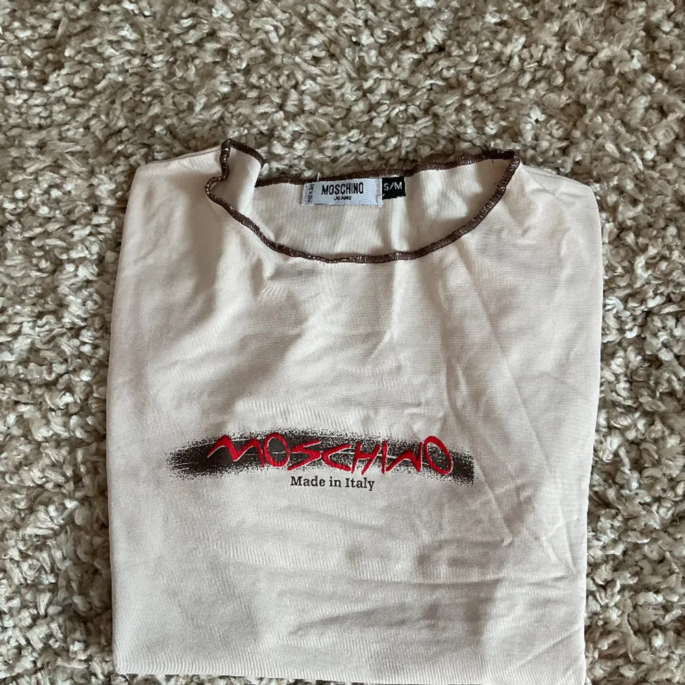 Supersnygg Moschino tröja i strl xs, den är i jätteskönt material och är från 2000 talet💘 Nypris ca 1800kr Pris kan diskuteras💓 Kan mötas vid östermalmstorg eller nära lidingö💗🙈 . T-shirts.