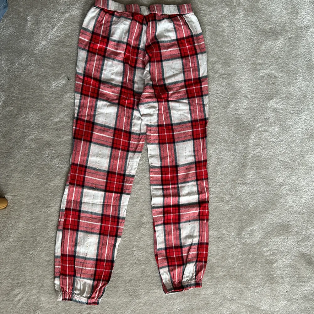 Juliga pyjamasbyxor från Kappahl, mörkblå rosett där fram, super sköna, 31,5cm i midjan (stetchiga) och 93cm i längden❤️🤍🎄. Jeans & Byxor.
