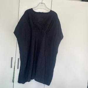 Klänning - Klänning från velour. Man knyter den inifrån så den sitter åt fram. One size 