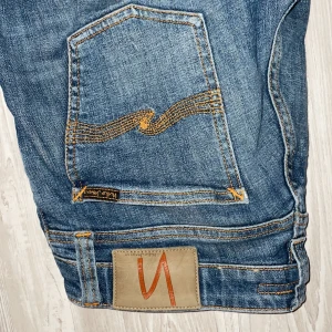 Nudie jeans  - Säljer ett par nudie jeans i storlek 29w 34L dem är i riktigt bra skick och säljer dem för 350kr
