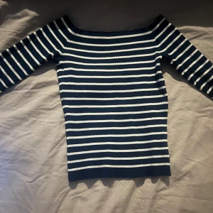 Zara - Säljer min zara tröja pga använder inte, den ser liten ut men den är jätte Stretchig 