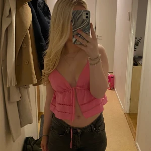 Rosa topp - Super söt topp till sommaren, den e lite liten på mig så därför säljer ja den men den e som ny inga defekter alls, storlek xs, andra bilden lånad men lika tröja på bilderna💓