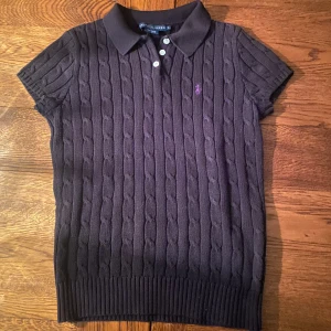 Kabelstickad Ralph Lauren Tröja - Skick: 10/10 (aldrig använd, endast testad) Storlek: L (kan passa M)  Nypris: 2095 kr