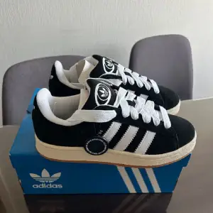 Jätte fina adidas campus 00s  skor i storlek 39 💞 köpt i höstas och varsmat använda jag är osäker om jag har kartong kvar men kanske och om kartongen är kvar då är svarta snörren också kvar. Köptes på merchsweden för 2299 ❤️lånade bilder!