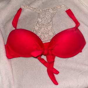 rosa bikini topp (pushup) med vit lace i ryggen som knyts ifram använd ca 2-3 gånger väldigt fin på men inte lika fin solbränna😂