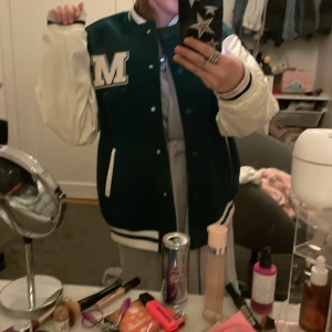 Jacka  - H&M grön inte använd  (Riktig stor i storleken) 