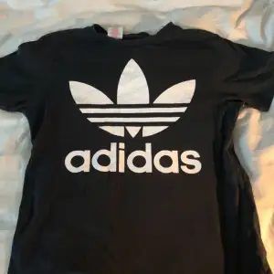 Fin adidas t-shirt i bra skick