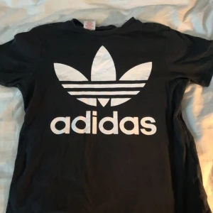 T-shirt - Fin adidas t-shirt i bra skick