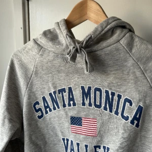 College hoodie - Väldigt skön hoodie med tryck. Något nopprig men annars felfri.