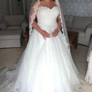 Bröllopsklänning - Säljer en vacker bröllopsklänning inkl underkjol och garderob. Klänningen är kemtvättad av bröllopsbruket. Inköpt på Nordic Wedding Store i Årgäng. Modell: Victoria och Vincent finsk design Står stl 50 men Motsvarar (44/46) Underkjol portier stl M